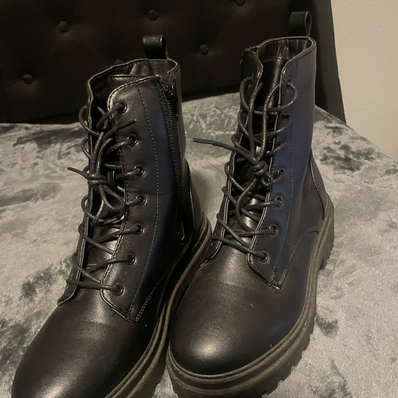 Sturdy Black Rugged Sole Boots - Picture 3 of 3